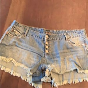 Super cute distressed Rue 21 jean shorts size 18